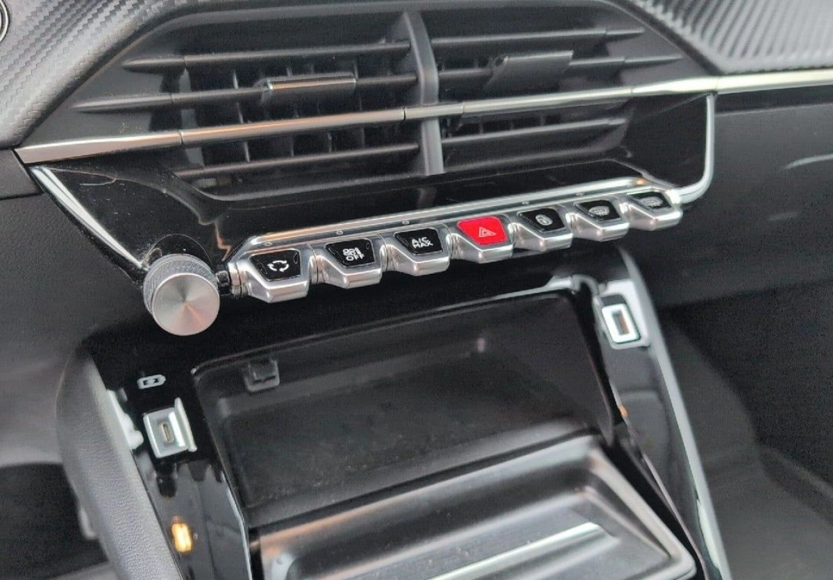 Peugeot 208 - Zdjęcie 15