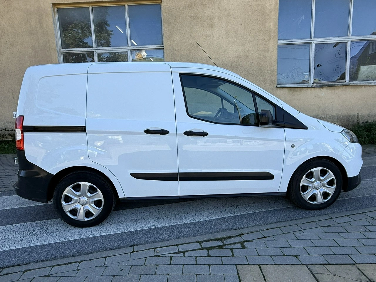 Ford Transit Courier - Zdjęcie 9