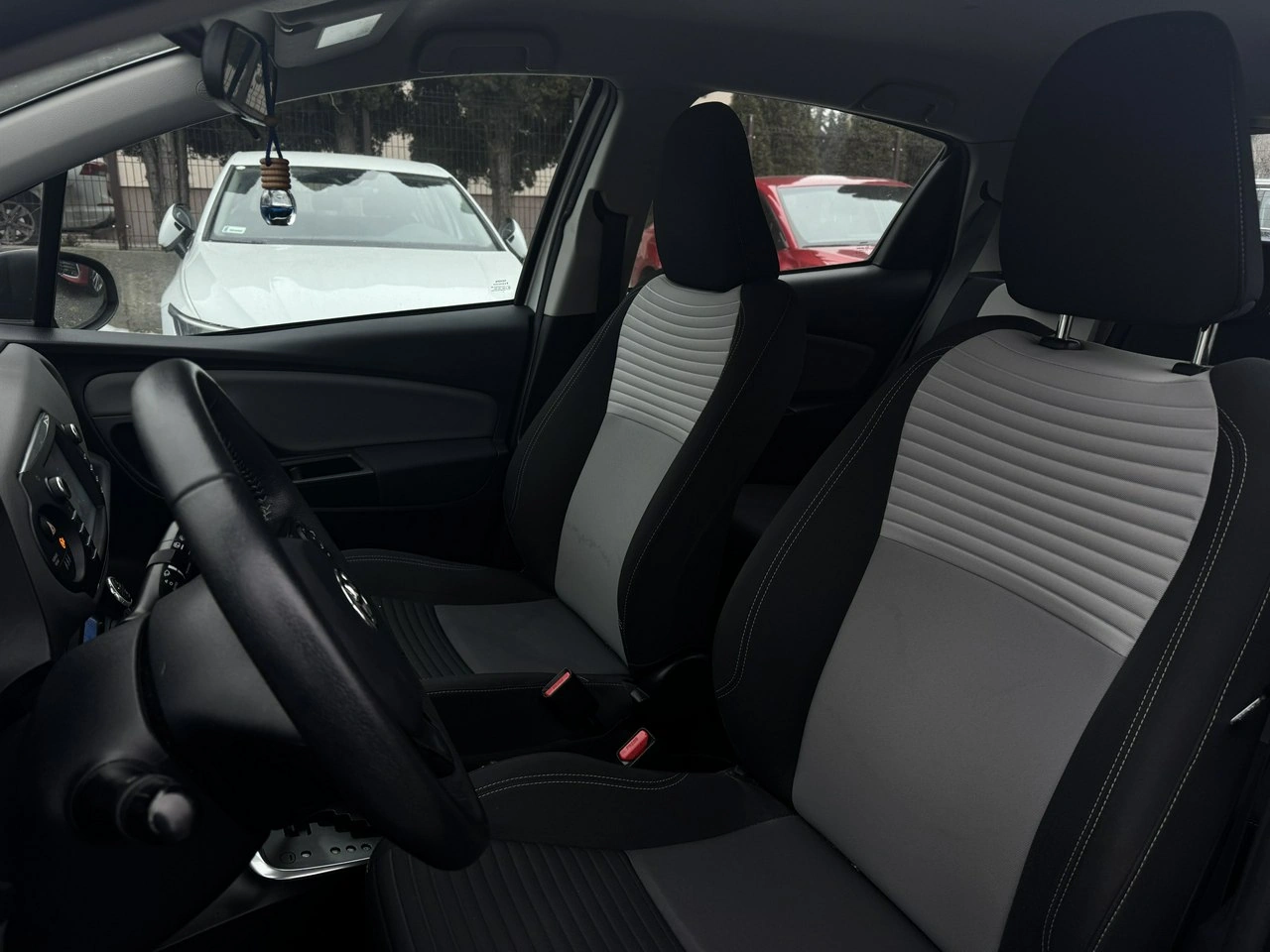 Toyota Yaris - Zdjęcie 14