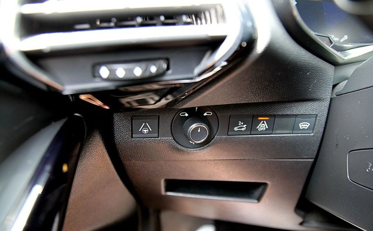 DS Automobiles DS 7 Crossback - Zdjęcie 25