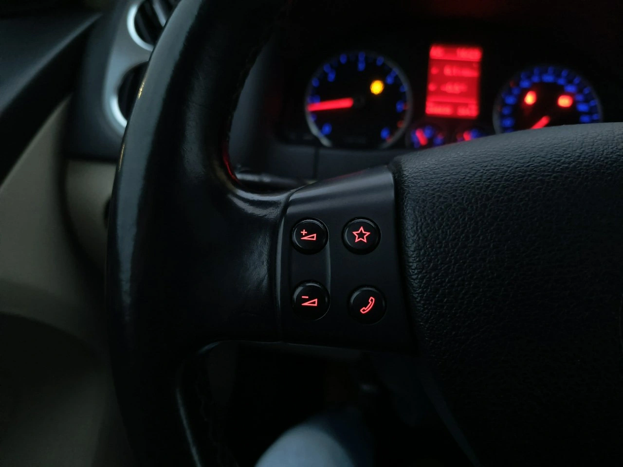 Volkswagen Tiguan - Zdjęcie 20