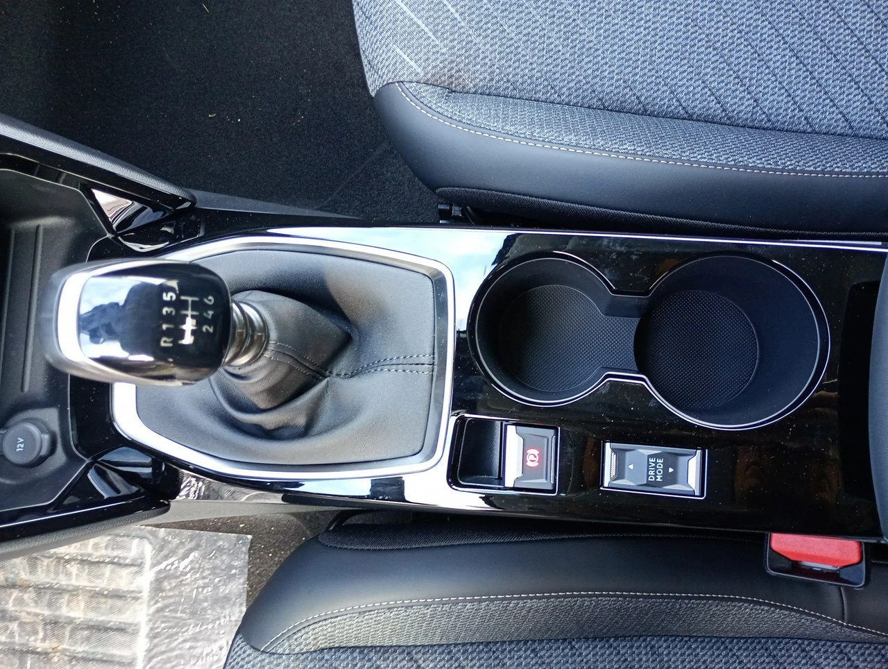 Peugeot 208 - Zdjęcie 33