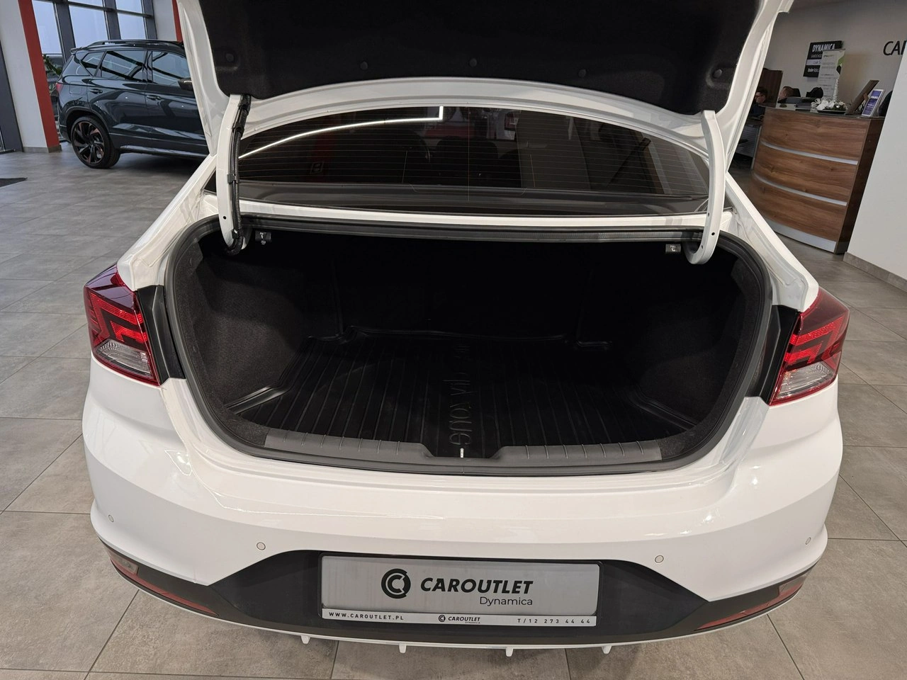 Hyundai Elantra - Zdjęcie 9