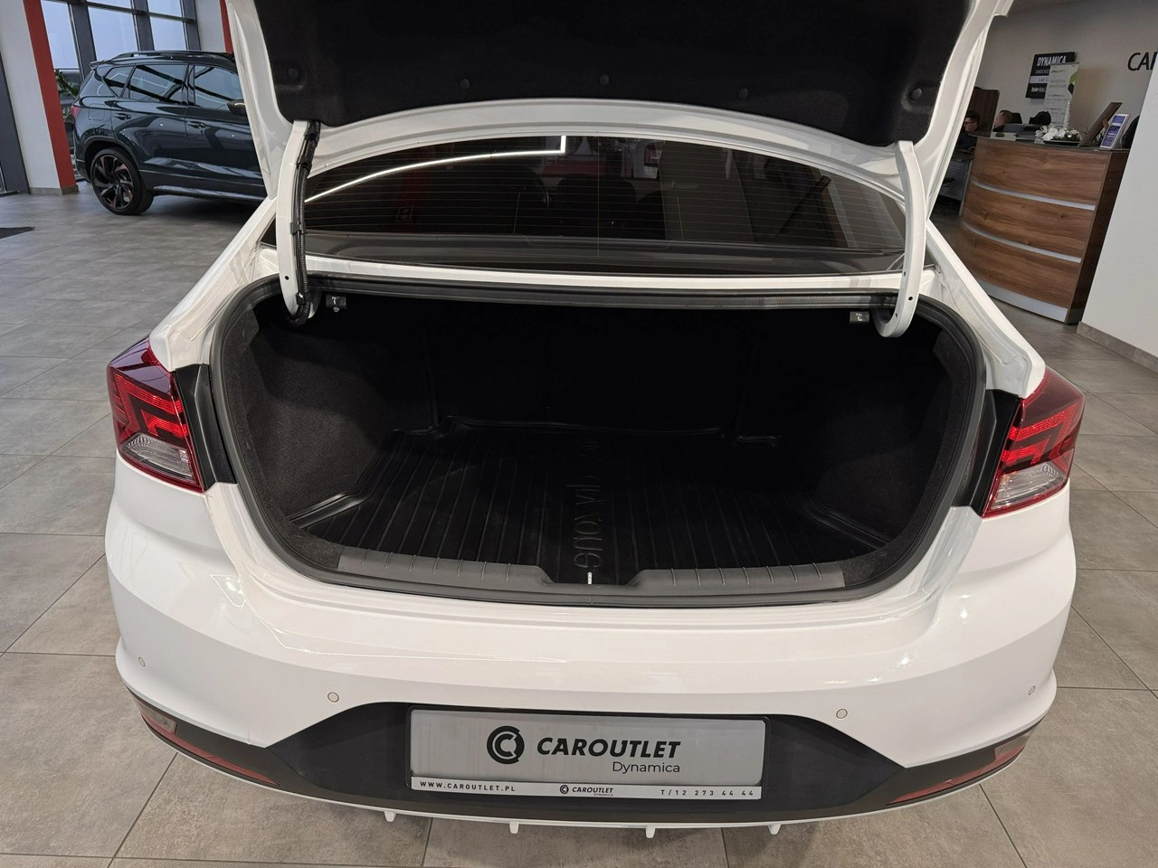 Hyundai Elantra - Zdjęcie 9