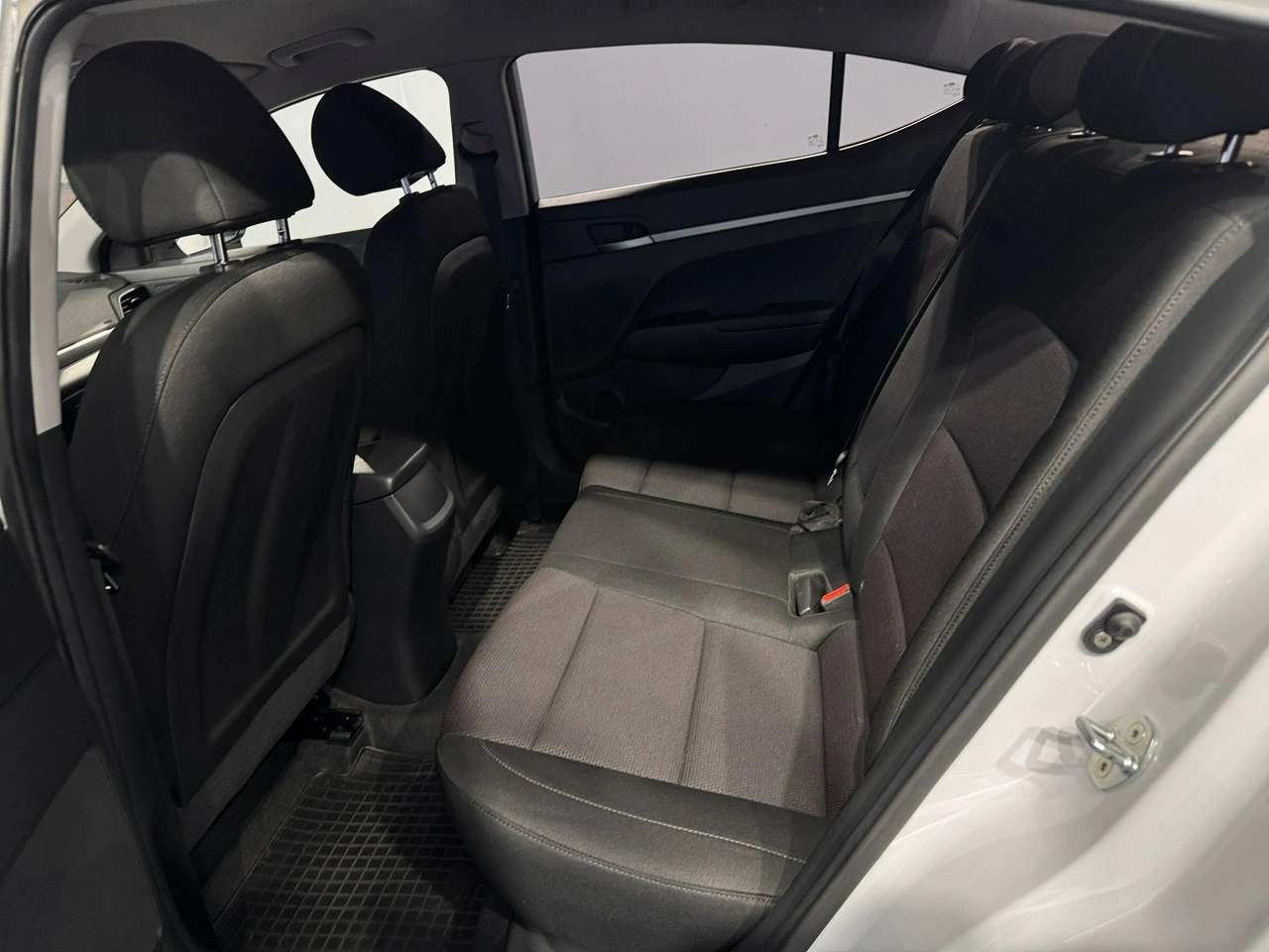 Hyundai Elantra - Zdjęcie 10