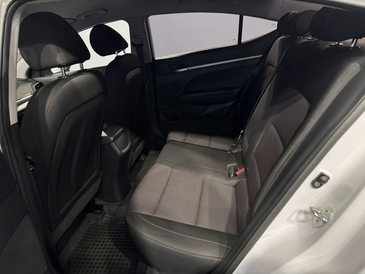 Hyundai Elantra - Zdjęcie 10