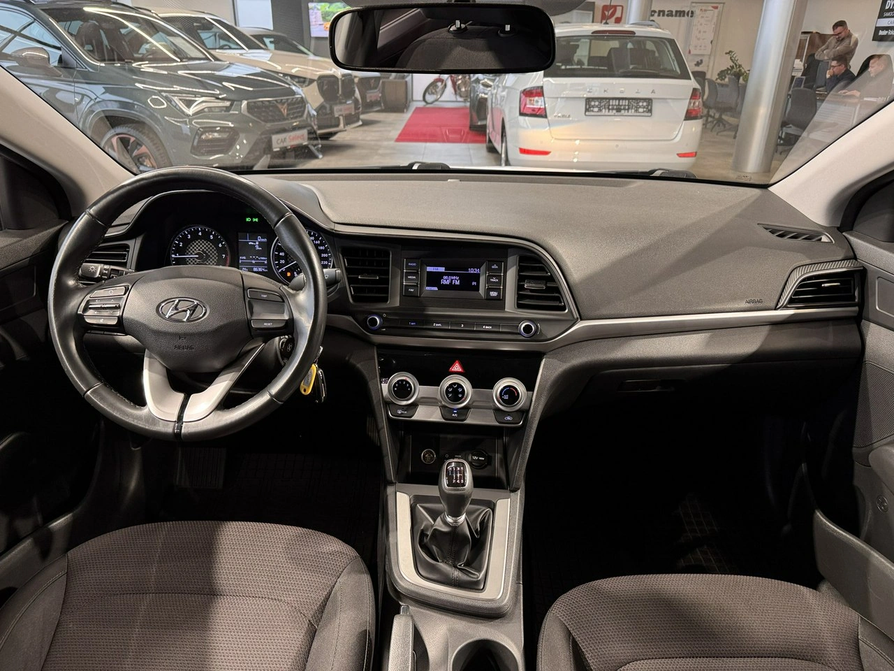 Hyundai Elantra - Zdjęcie 14