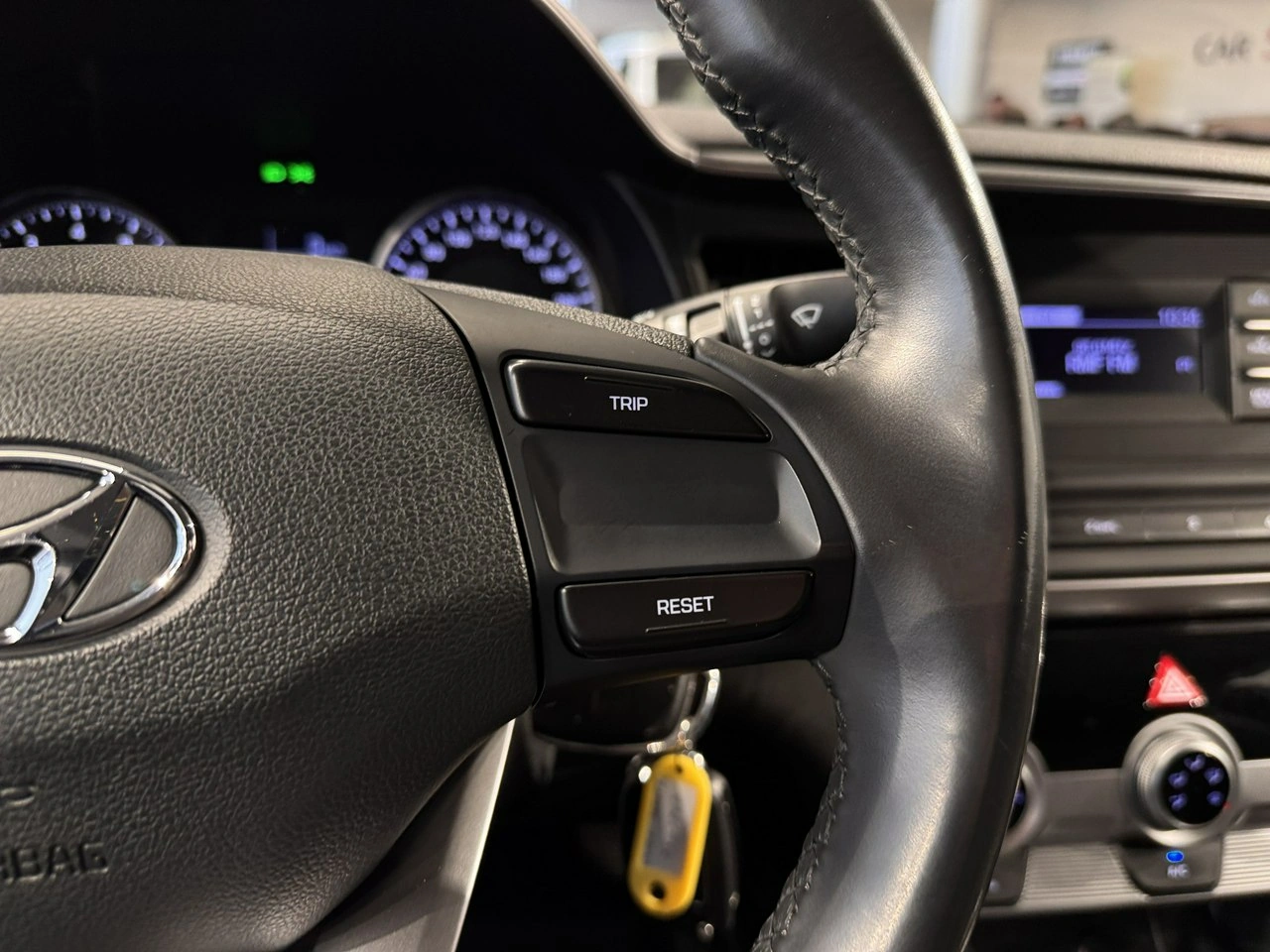 Hyundai Elantra - Zdjęcie 17