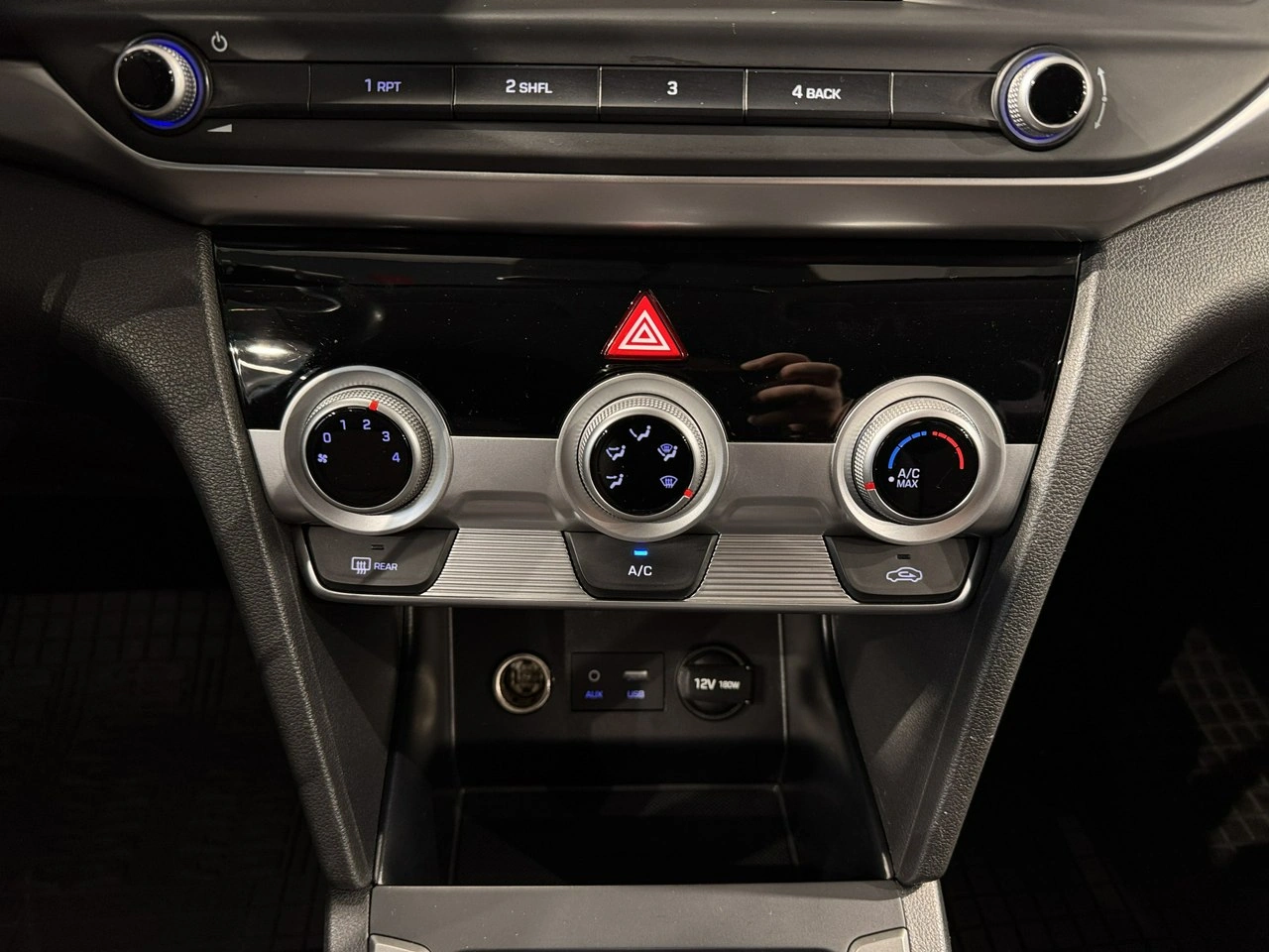 Hyundai Elantra - Zdjęcie 20