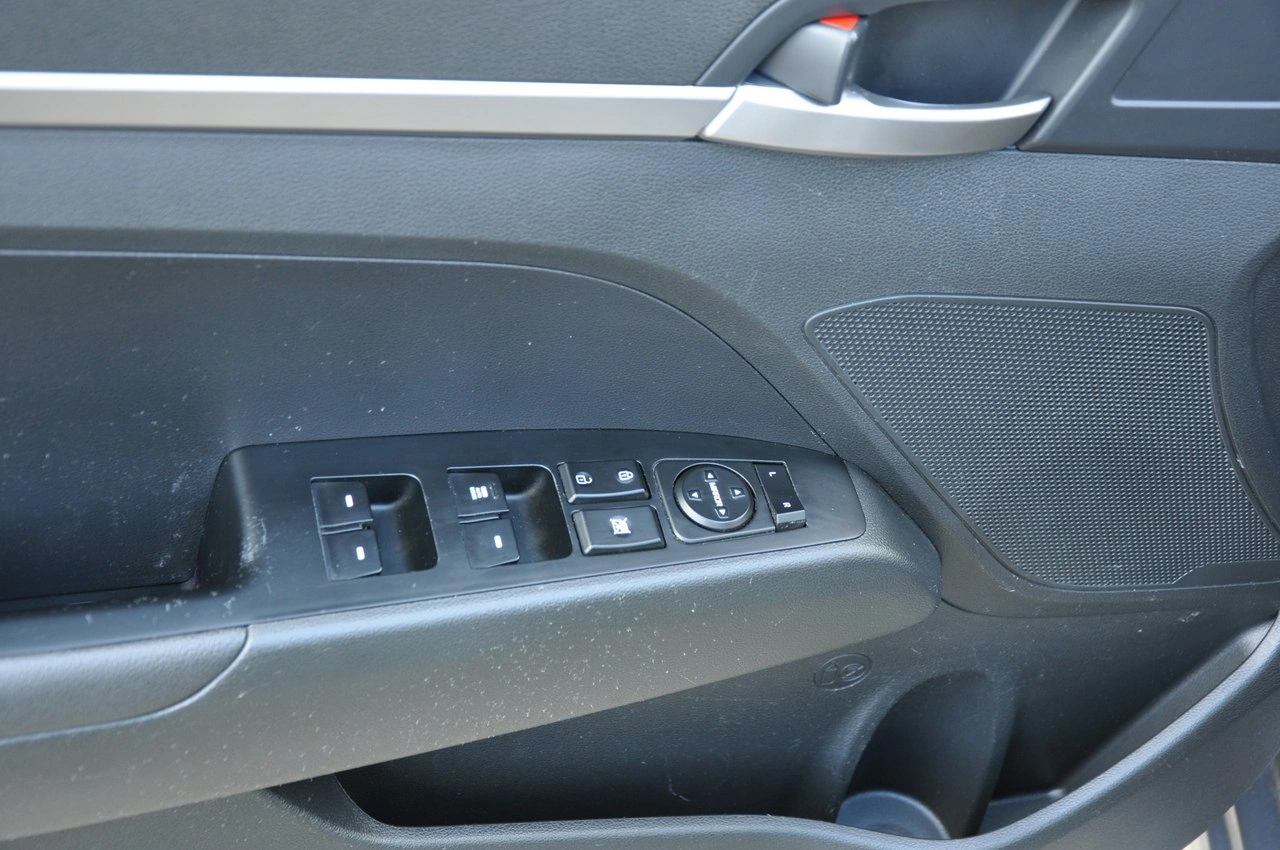 Hyundai Elantra - Zdjęcie 10