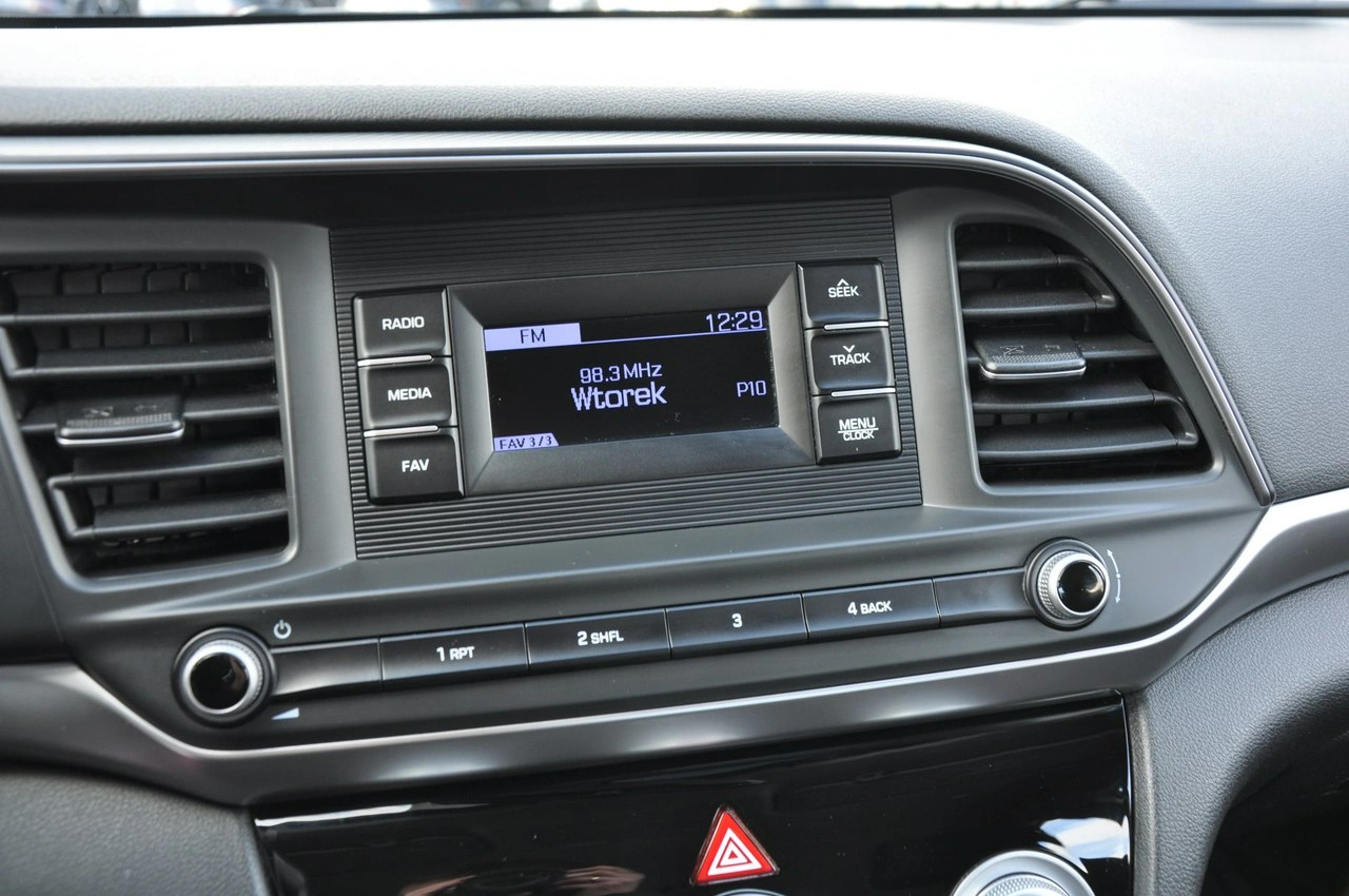 Hyundai Elantra - Zdjęcie 12