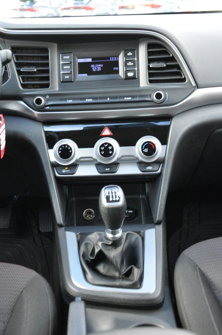 Hyundai Elantra - Zdjęcie 20