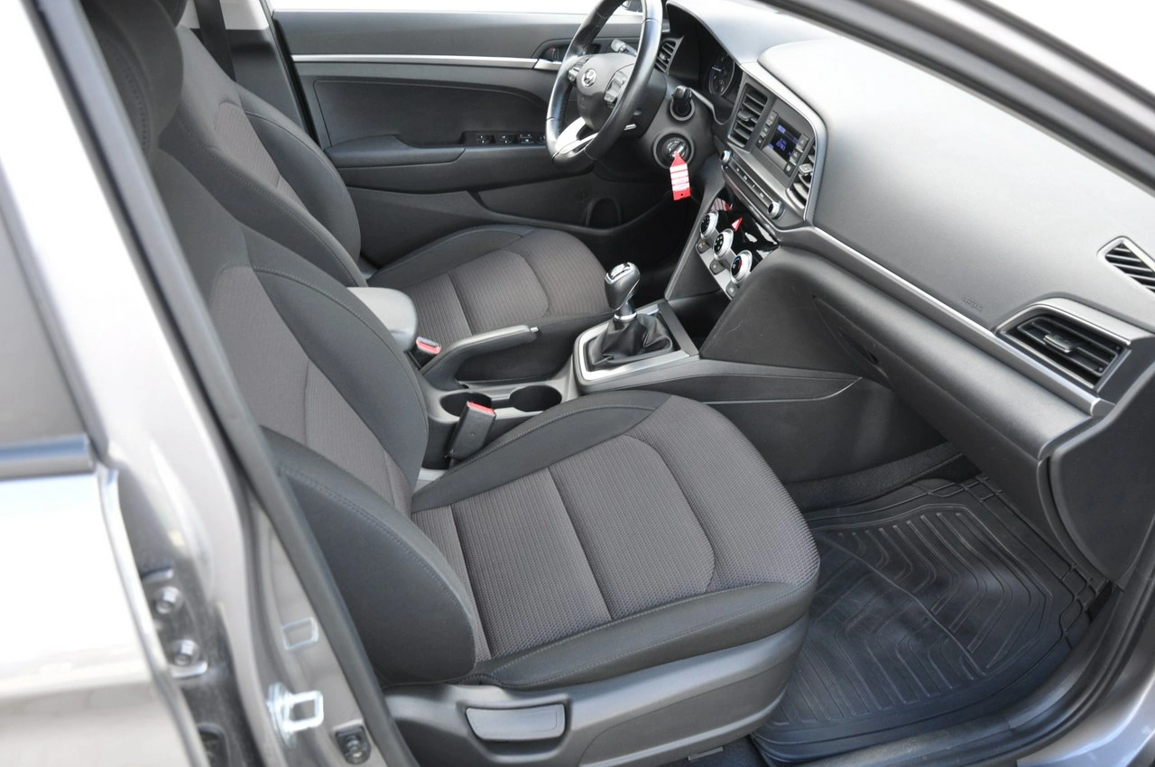 Hyundai Elantra - Zdjęcie 23