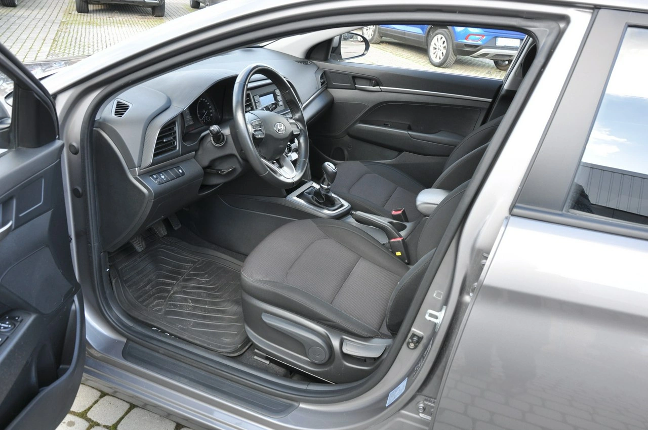 Hyundai Elantra - Zdjęcie 8
