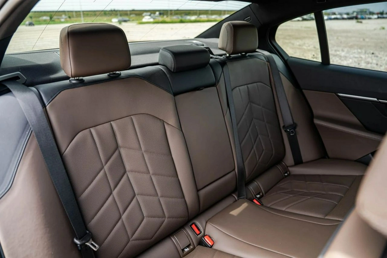 BMW M550i - Zdjęcie 26