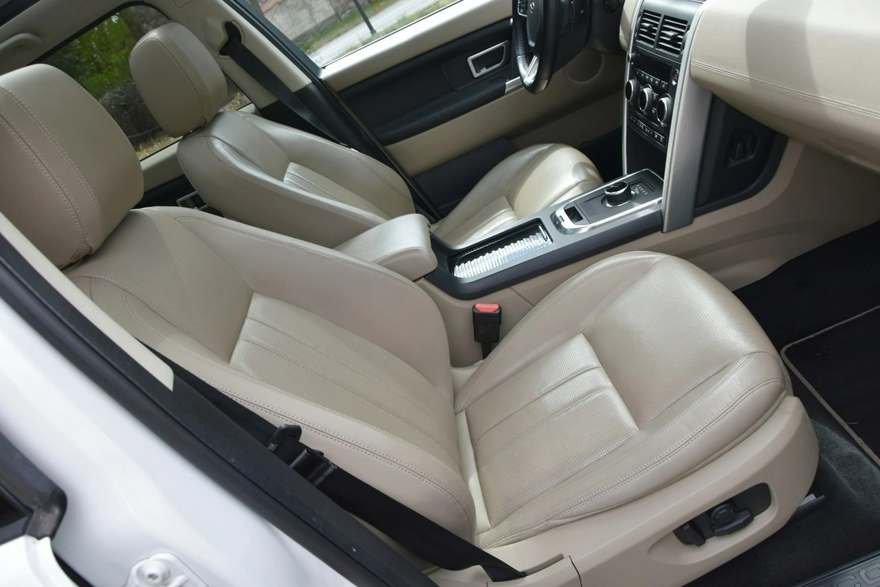 Land Rover Discovery Sport - Zdjęcie 12