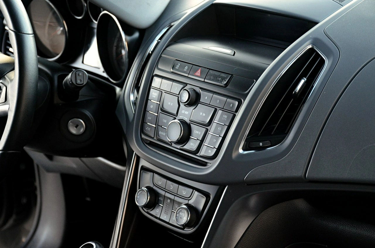 Opel Zafira - Zdjęcie 24