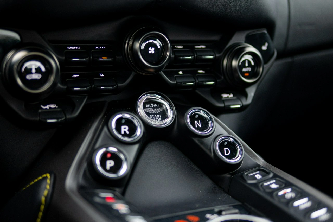 Aston Martin Vantage - Zdjęcie 27