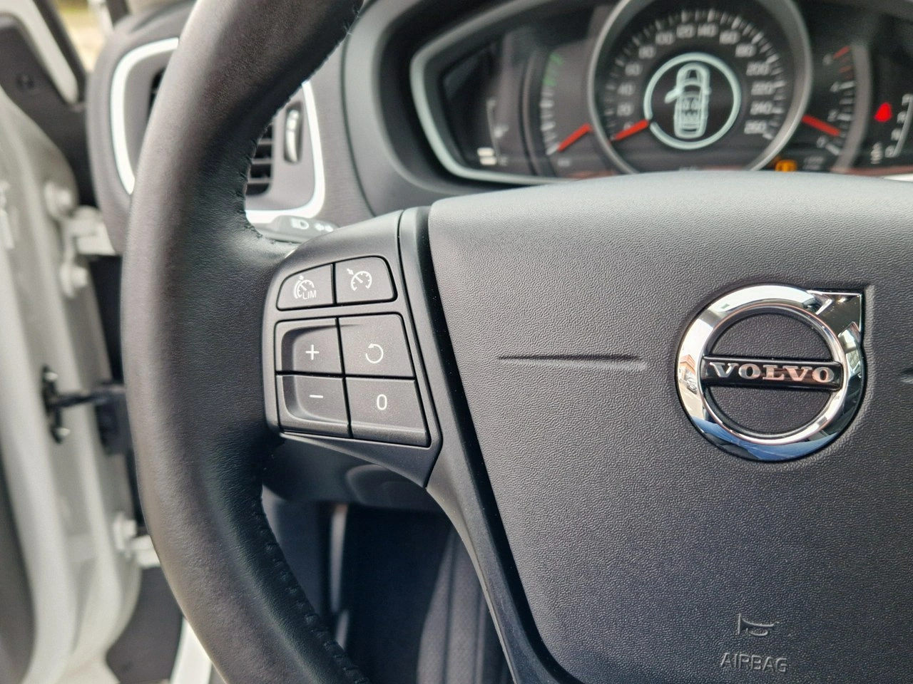 Volvo V40 - Zdjęcie 24