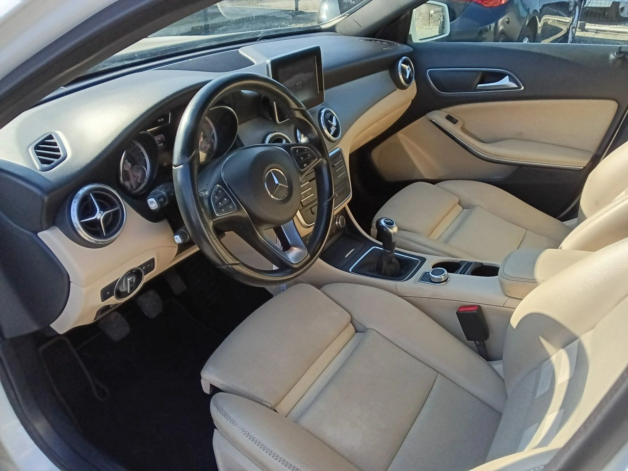 Mercedes GLA 180 - Zdjęcie 9