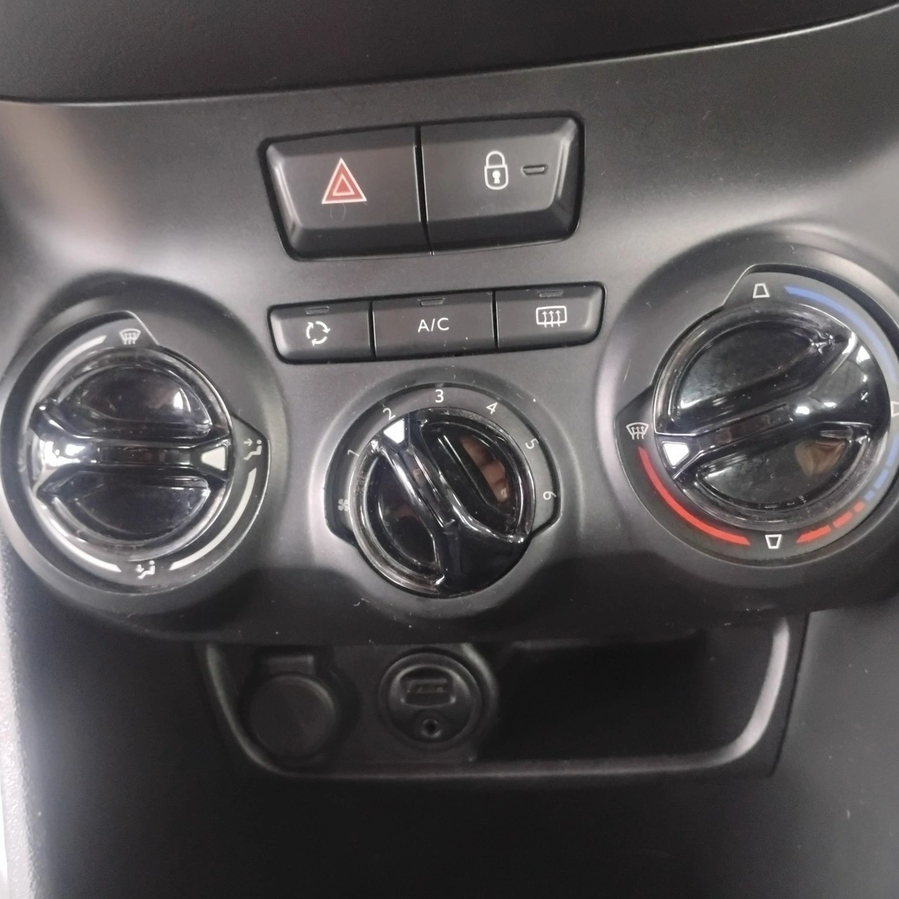 Peugeot 208 - Zdjęcie 12