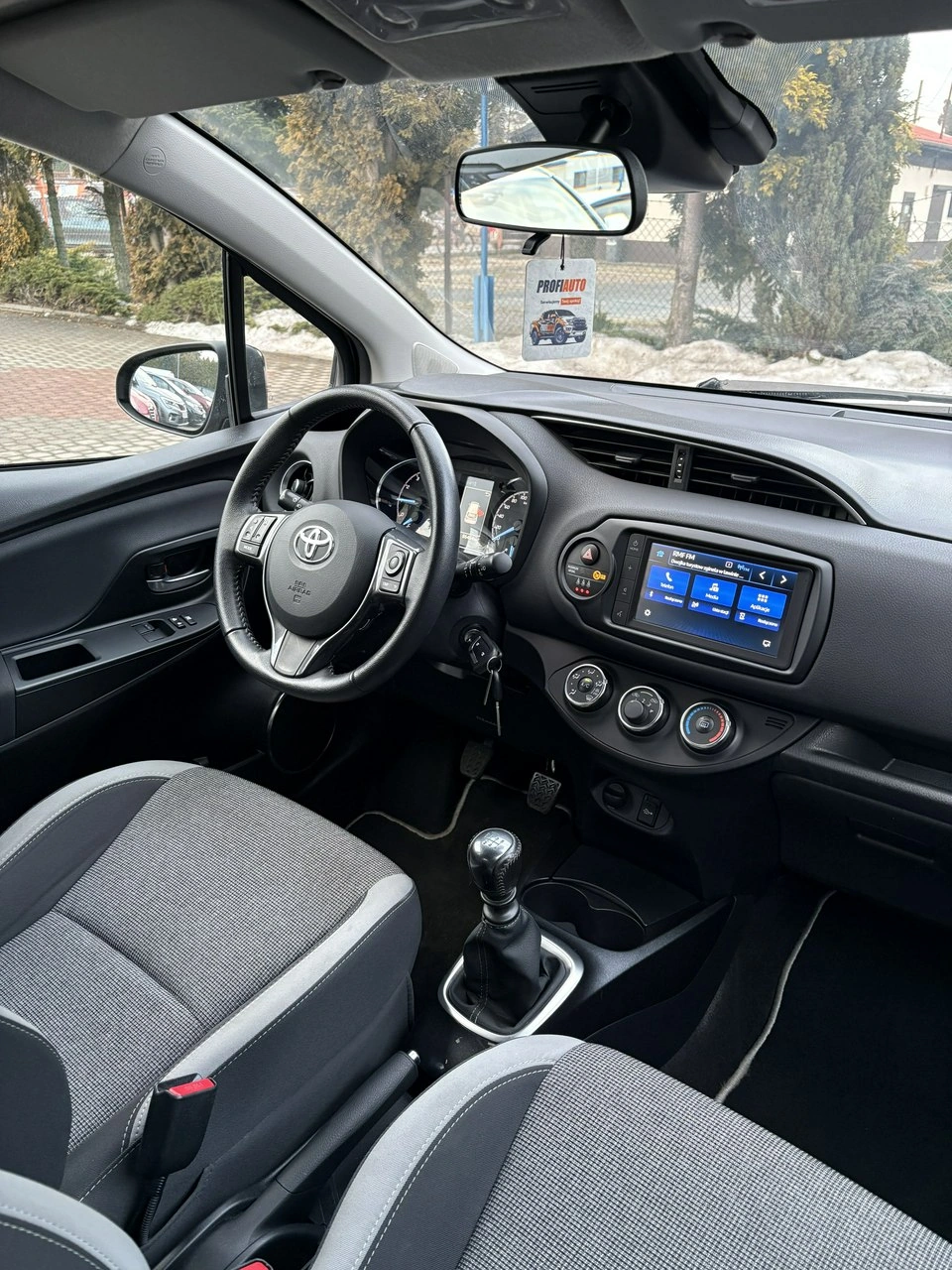 Toyota Yaris - Zdjęcie 9