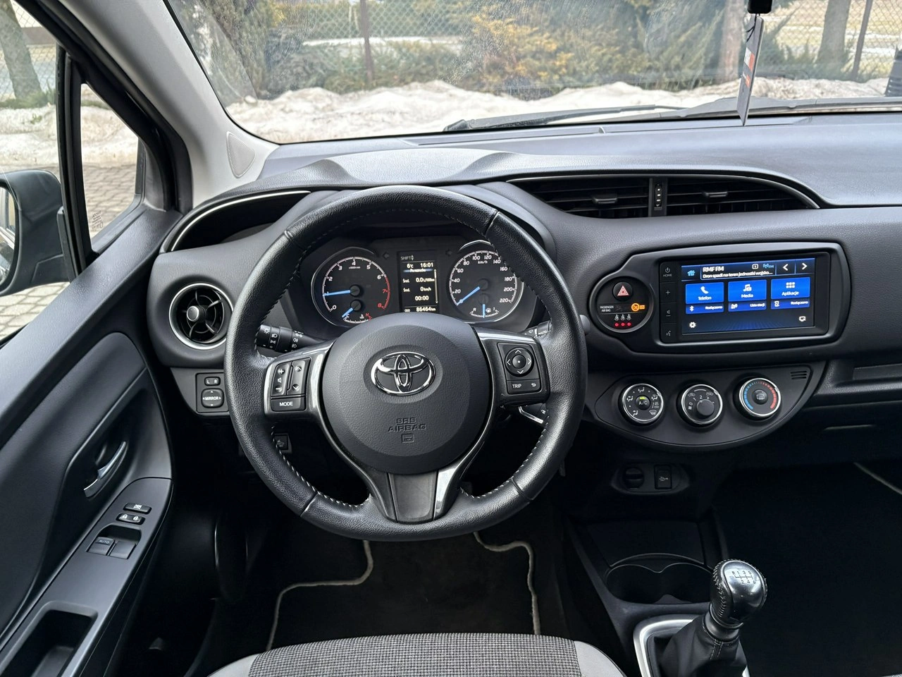 Toyota Yaris - Zdjęcie 15
