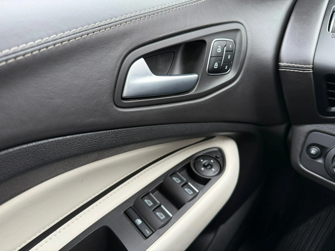 Ford Kuga - Zdjęcie 22