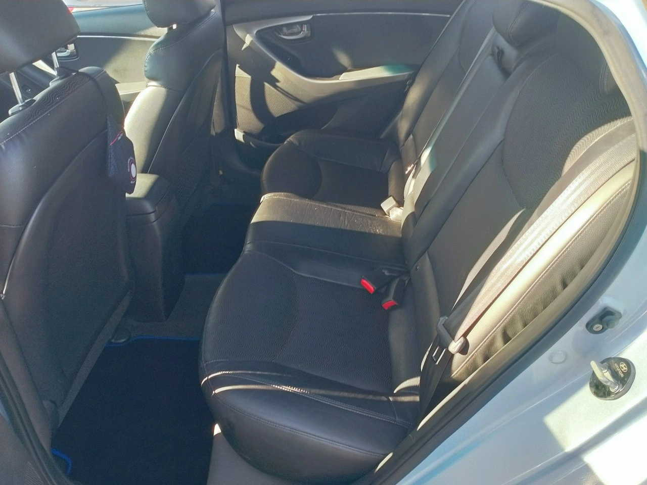 Hyundai Elantra - Zdjęcie 10