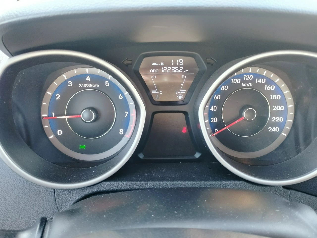 Hyundai Elantra - Zdjęcie 23