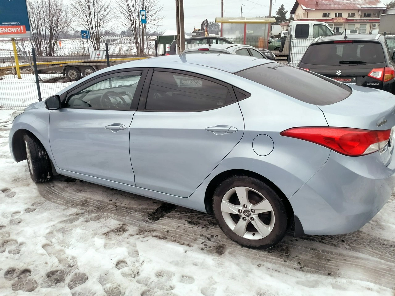 Hyundai Elantra - Zdjęcie 3