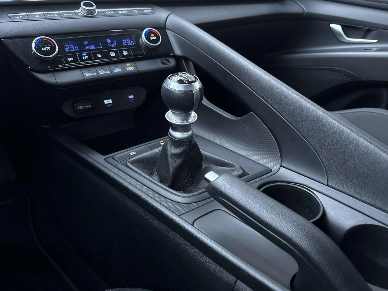 Hyundai Elantra - Zdjęcie 19