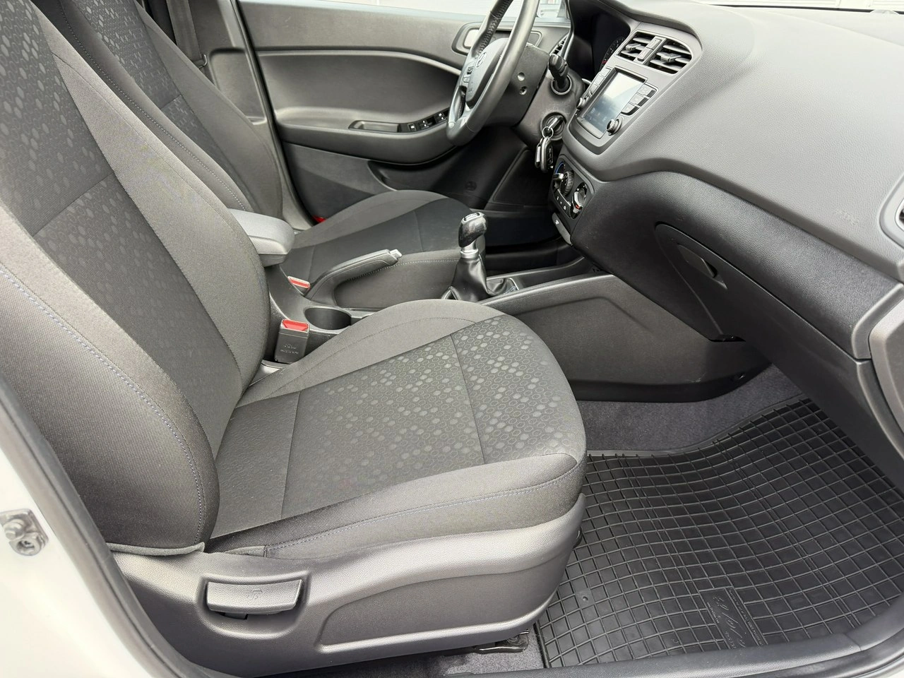 Hyundai i20 - Zdjęcie 35