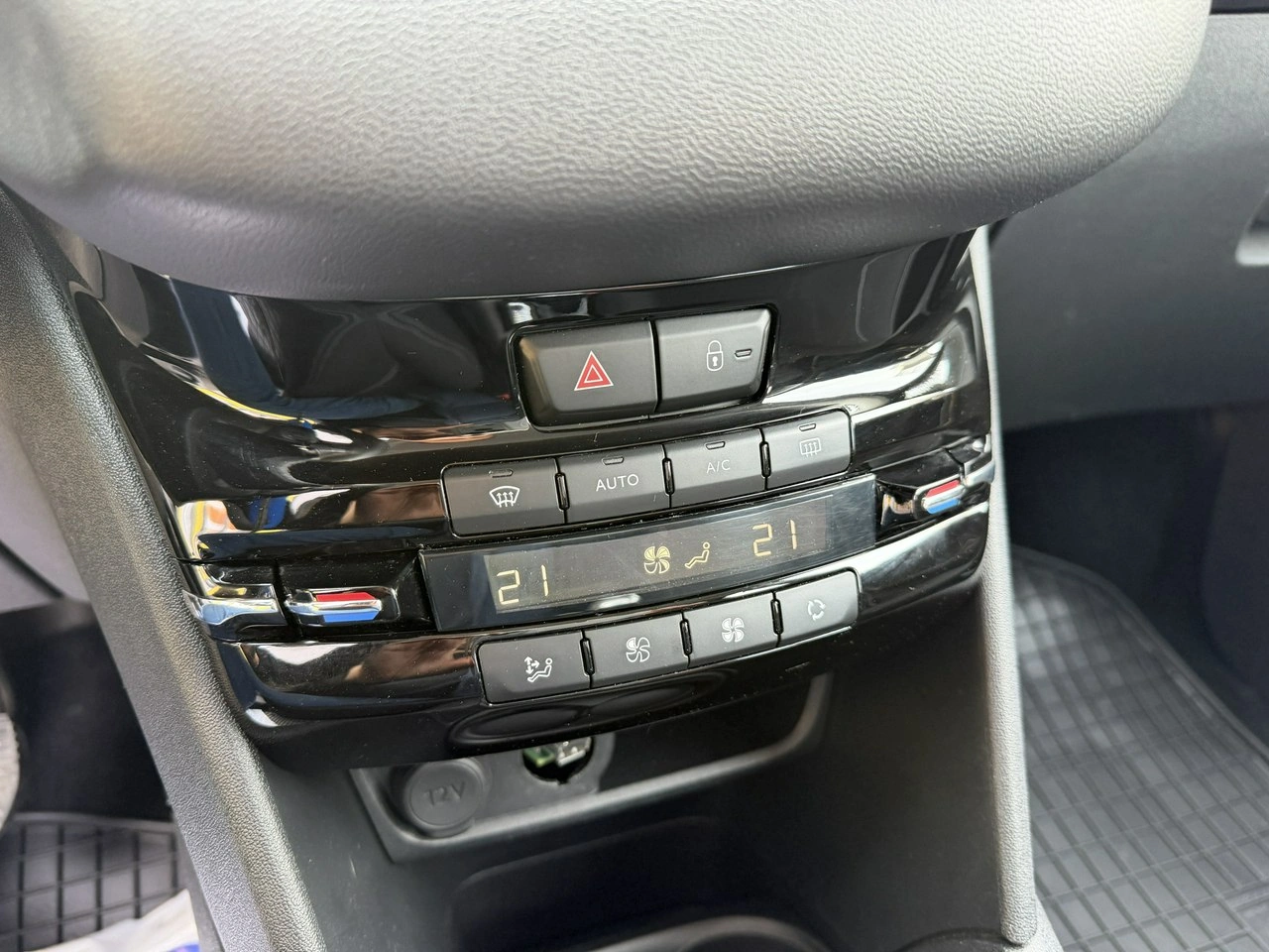 Peugeot 208 - Zdjęcie 23