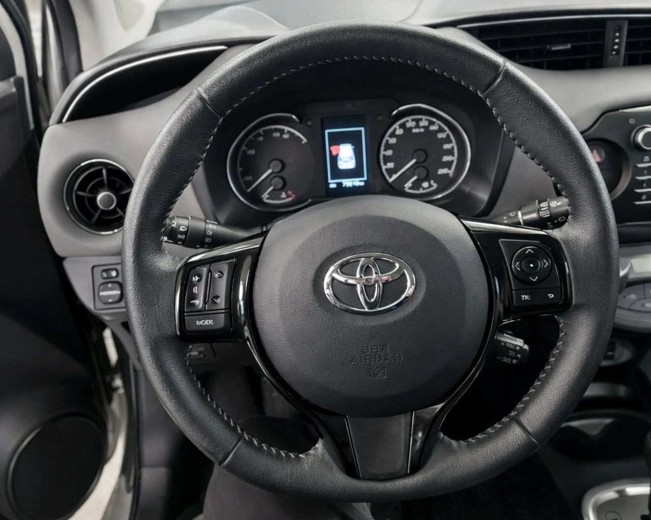 Toyota Yaris - Zdjęcie 11