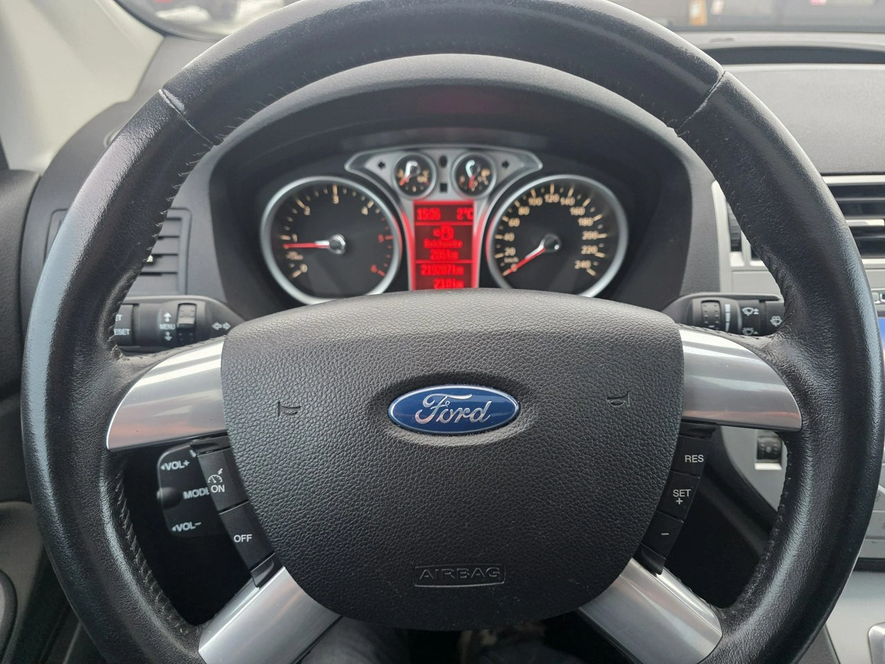 Ford Kuga - Zdjęcie 15