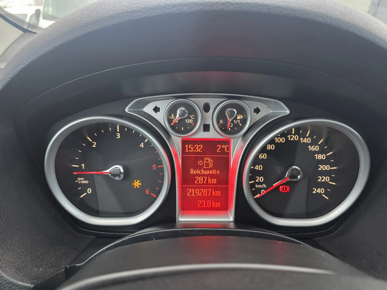 Ford Kuga - Zdjęcie 16