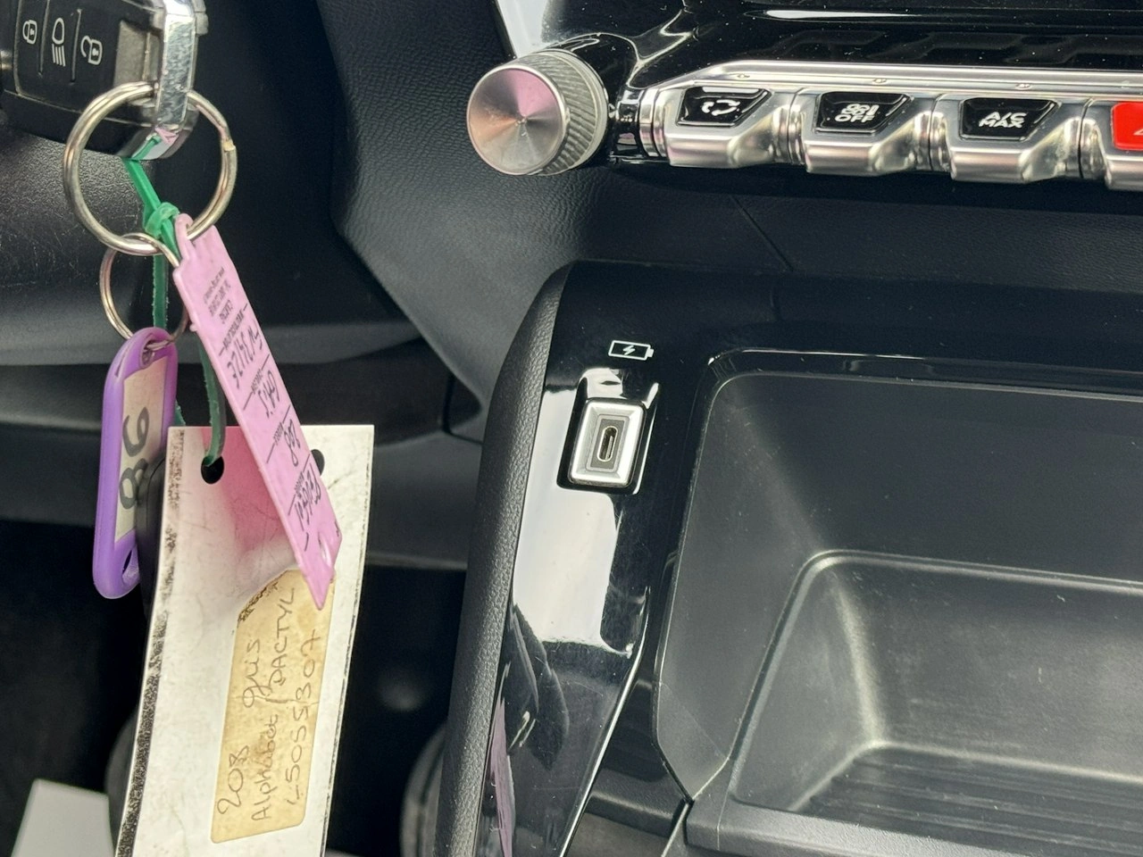 Peugeot 208 - Zdjęcie 28