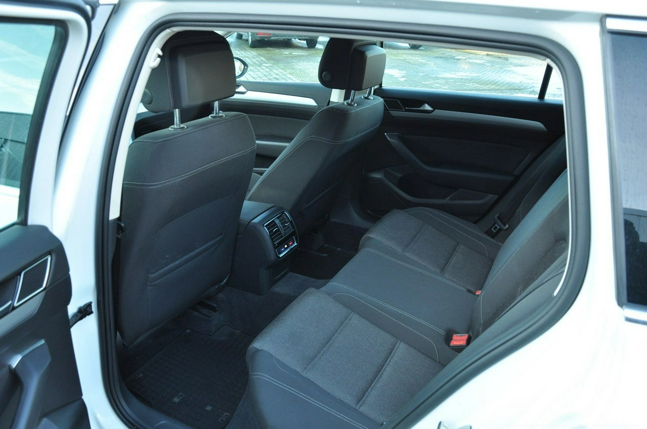 Volkswagen Passat - Zdjęcie 18