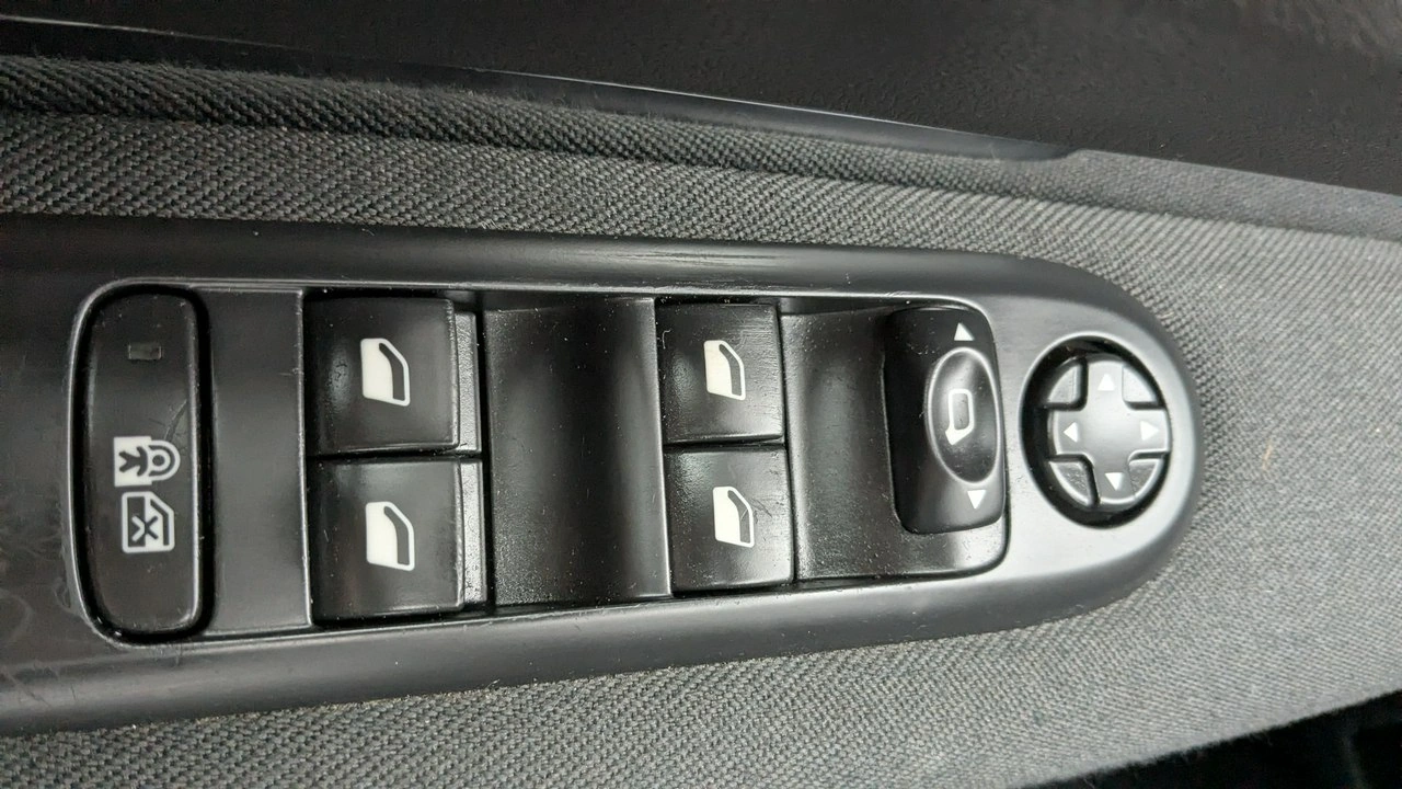 Peugeot 5008 - Zdjęcie 31