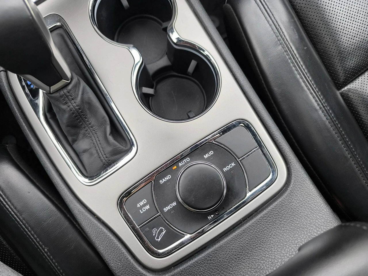 Jeep Grand Cherokee - Zdjęcie 32