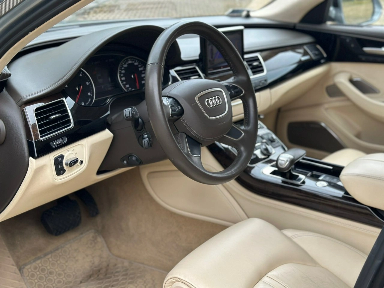 Audi A8 - Zdjęcie 17