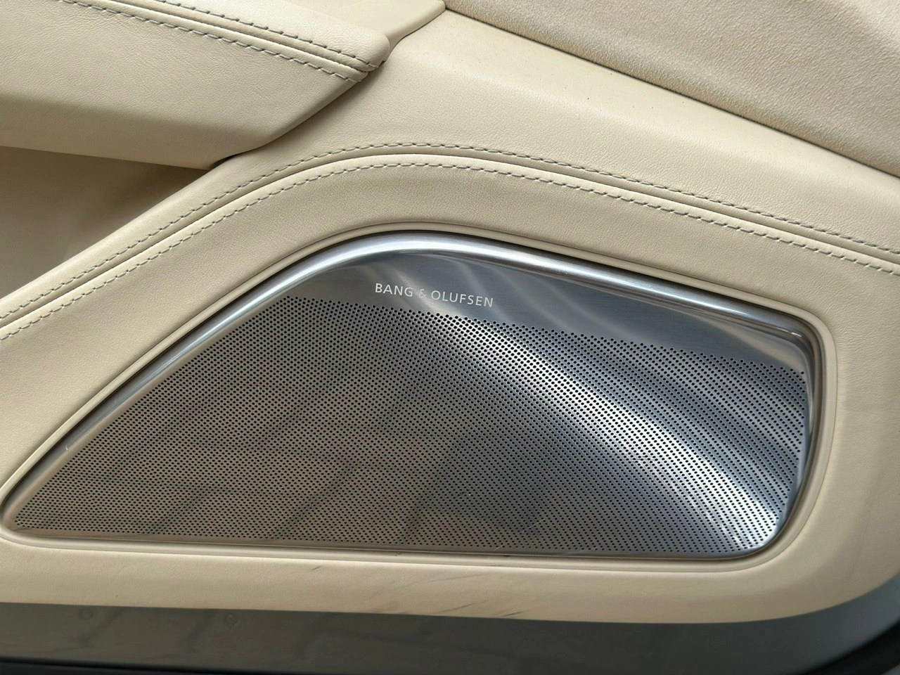 Audi A8 - Zdjęcie 23