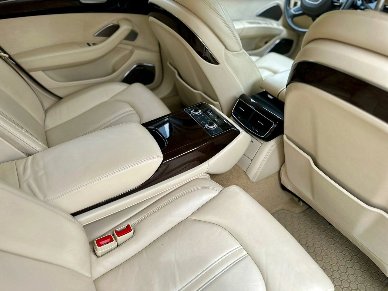 Audi A8 - Zdjęcie 38