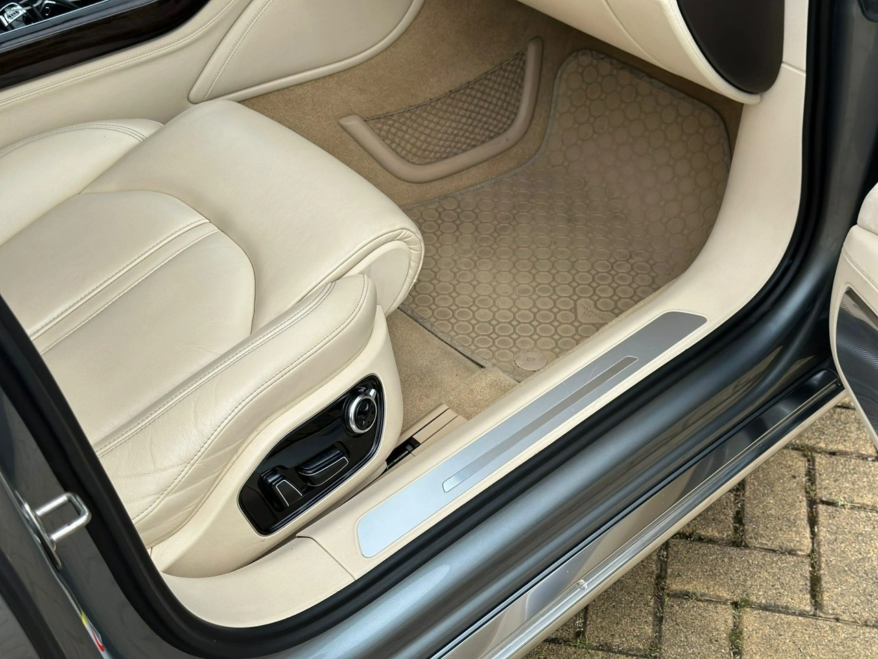 Audi A8 - Zdjęcie 8