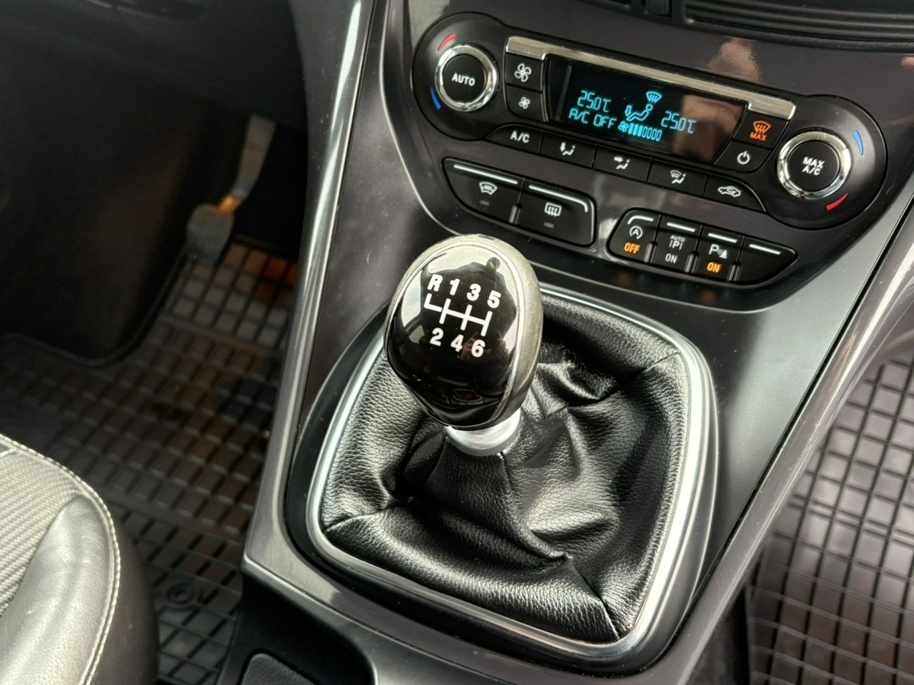 Ford Kuga - Zdjęcie 16