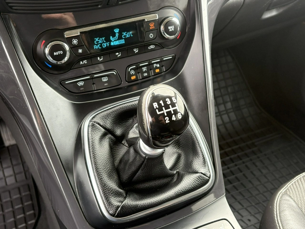 Ford Kuga - Zdjęcie 23