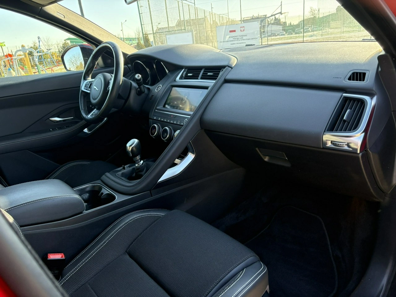 Jaguar E-Pace - Zdjęcie 11