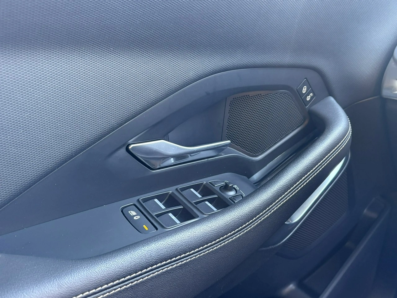 Jaguar E-Pace - Zdjęcie 16