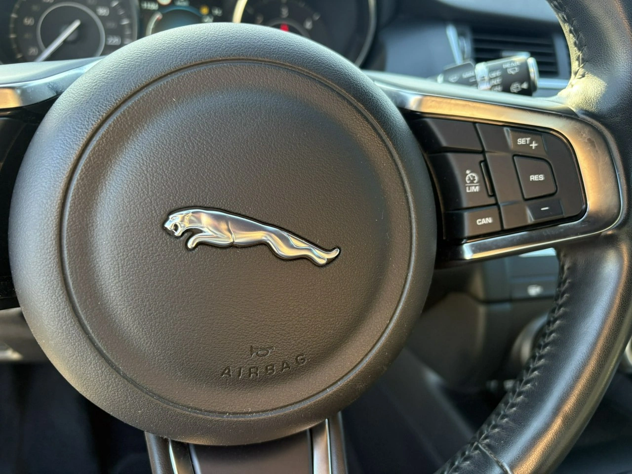 Jaguar E-Pace - Zdjęcie 27